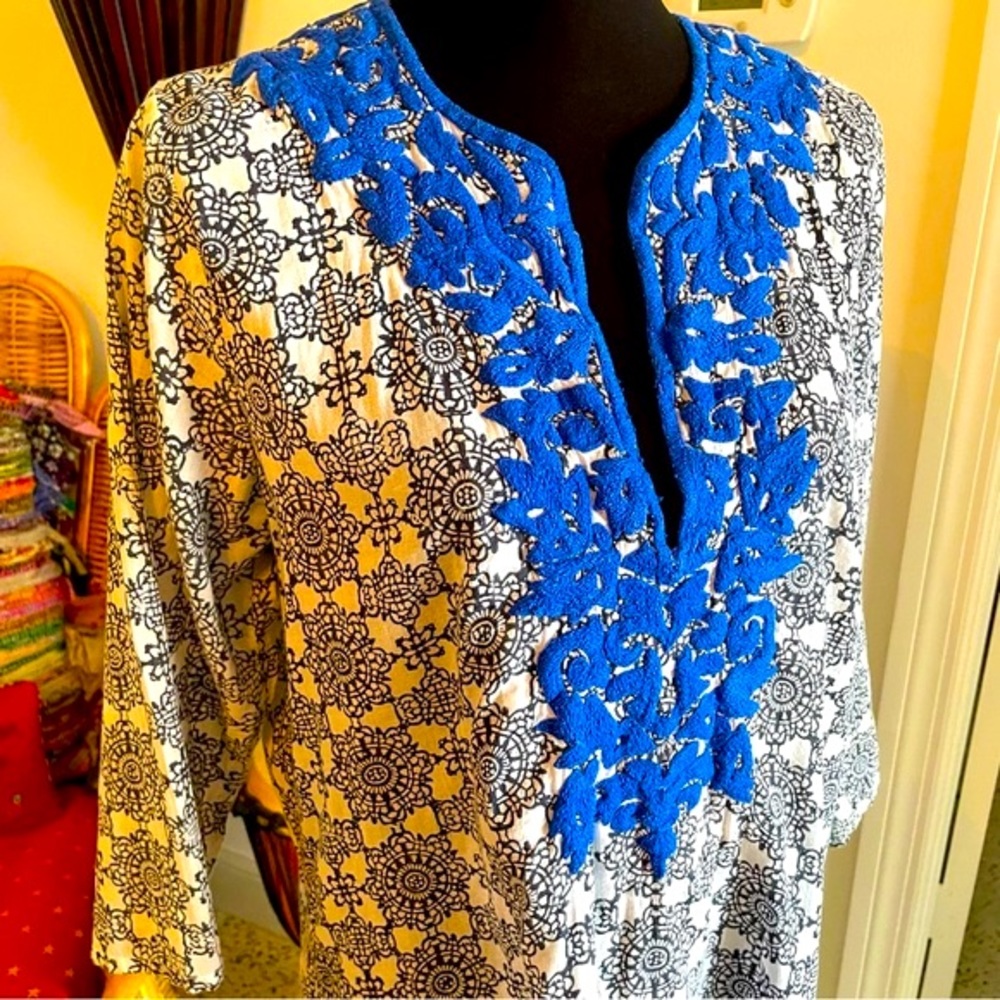 ROLLER RABBIT Black & White Print Tunic with Blue Embroidery. GUC. Medium